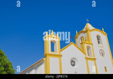 Luz, Lagos, Portugal 15 août 2022 l'église de Nossa Senhora da Luz (notre-Dame de la lumière) à Praia da Luz, Algarve, Portugal avec photocopieuse. Banque D'Images