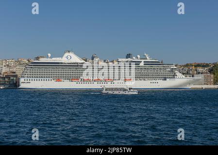 ISTANBUL - TURQUIE, 2 AOÛT 2022 : navire de croisière MS Riviera au port d'Istanbul sur 25 juillet 2013 à Istanbul, Turquie. Le navire a une capacité de 1 250 passagers avec Banque D'Images