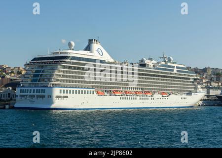 ISTANBUL - TURQUIE, 2 AOÛT 2022 : navire de croisière MS Riviera au port d'Istanbul sur 25 juillet 2013 à Istanbul, Turquie. Le navire a une capacité de 1 250 passagers avec Banque D'Images