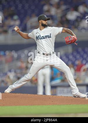 Miami, Floride. États-Unis; Miami Marlins départ lanceur Sandy Alcantara (22) livre un terrain lors d'un match MLB contre les San Diego Padres, lundi, 1 août Banque D'Images