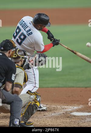 Miami, Floride. États-Unis; Miami Marlins premier basan Jesus Aguilar (99) fouette un terrain lors d'un match de MLB contre les Padres de San Diego, lundi, 15 août, 2 Banque D'Images