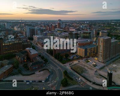 Tir de drone du centre-ville de Leeds avec le périphérique intérieur de Leeds A58 en premier plan Banque D'Images