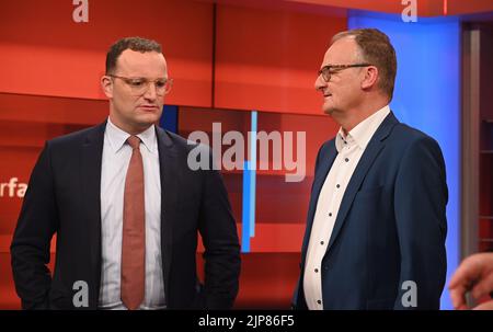 Cologne, Allemagne. 15th août 2022. Le politicien Jens Spahn, CDU, en conversation avec l'hôte Frank Plasberg, l-r, sur le salon ARD « Hart aber fair » sur le thème du gel en hiver, se préoccupant des emplois : que se passera-t-il lorsque nous serons à court de gaz ? Credit: Horst Galuschka/dpa/Horst Galuschka dpa/Alay Live News Banque D'Images