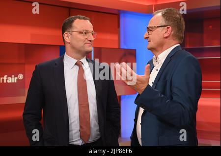 Cologne, Allemagne. 15th août 2022. Le politicien Jens Spahn, CDU, en conversation avec l'hôte Frank Plasberg, l-r, sur le salon ARD « Hart aber fair » sur le thème du gel en hiver, se préoccupant des emplois : que se passera-t-il lorsque nous serons à court de gaz ? Credit: Horst Galuschka/dpa/Horst Galuschka dpa/Alay Live News Banque D'Images