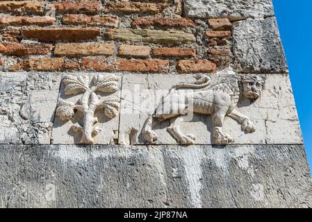 Relief avec un lion et un arbre sur le mur du monastère Saint-Nicolas à Mésopotam, Albanie Banque D'Images