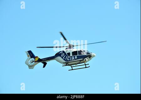 Gijon, Espagne - 24 juillet 2022. Policia Nacional (police espagnole) Eurocopter EC135 en plein vol pendant le festival International de l'Air de Gijon 2022. Banque D'Images