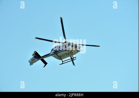 Gijon, Espagne - 24 juillet 2022. Vue botton de Policia Nacional (police espagnole) Eurocopter EC135 en vol pendant le festival international de l'air de Gijon 2022 Banque D'Images