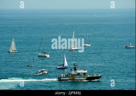 Gijon, Espagne - 24 juillet 2022. Guardia bateau de patrouille civile naviguant entre bateaux de plaisance pendant le festival international de l'air de Gijon 2022. Banque D'Images