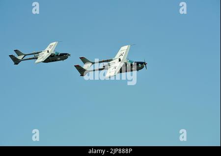 Gijon, Espagne - 24 juillet 2022. Quichotte Patrol, deux Cessna 337 Skymaster survolant pendant le festival international de l'air de Gijon 2022. Banque D'Images