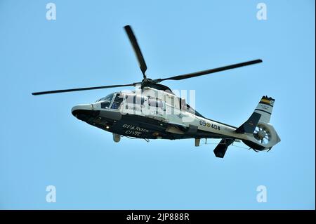 Gijon, Espagne - 24 juillet 2022. Guardia civil Eurocopter AS365 Dauphin pilote wavin au public pendant le festival International de l'Air de Gijon 2022. Banque D'Images