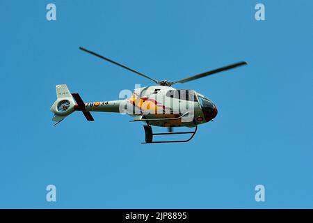 Gijon, Espagne - 24 juillet 2022. Eurocopter EC 120B Colibri de l'équipe acrobatique espagnole ASPA Patrouille en vol pendant le Festival International de l'Air de Gijon 2022. Banque D'Images