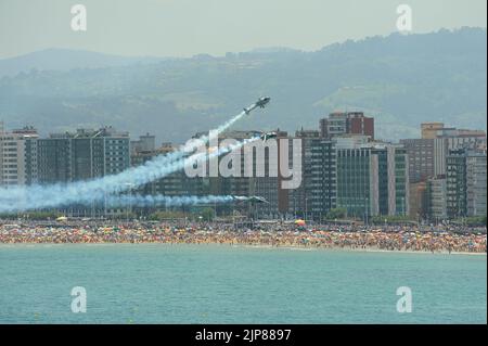 Gijon, Espagne - 24 juillet 2022. L'équipe acrobatique espagnole d'hélicoptères aériens ASPA Patrol exposition pendant le festival international de l'air de Gijon 2022. Banque D'Images