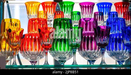 Présentation des lunettes de couleur rétro-éclairées en jaune, orange, rouge, violet vert et bleu Banque D'Images