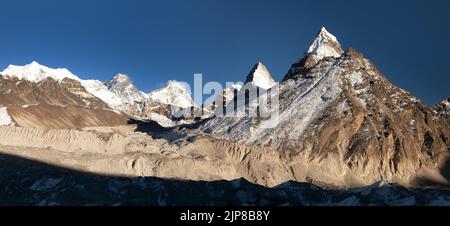 Vue panoramique en soirée de la vallée de Gokyo au glacier de Ngozumba et au mont Everest, au Népal Banque D'Images