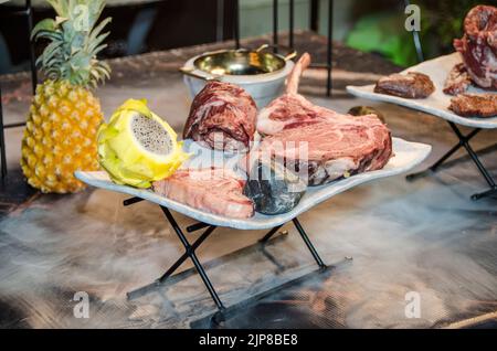 Des coupes de viande crue sont exposées sous forme de buffet Banque D'Images