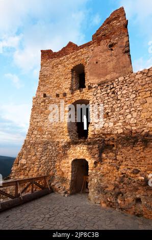 Vue en soirée sur les ruines de Cachticky hrad - Slovaquie Banque D'Images