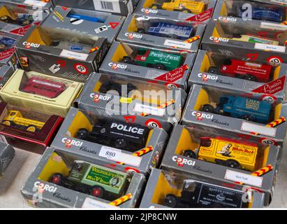 Une sélection de véhicules en boîte de modèle Corgi exposés dans la salle des enchères, au Royaume-Uni Banque D'Images