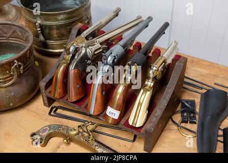 Une sélection de pistolets vintage exposés dans la salle des enchères, au Royaume-Uni Banque D'Images