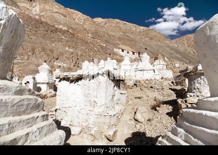 Ruines du palais royal avec stupas blanc bouddhiste dans le village de Tigre ou Tiggur dans la vallée de Nubra, Ladakh, Jammu et Cachemire, Inde - la vallée de Nubra était vieux K. Banque D'Images