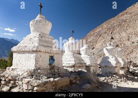 Vue sur les stupas bouddhistes dans la vallée de Nubra, Ladakh, Jammu et Cachemire, Inde du Nord Banque D'Images