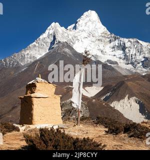 Mont Ama Dablam avec chorten et drapeau de prière près du village de Pangboche sur le chemin du camp de base de l'Everest, parc national de Sagarmatha, vallée de Khumbu, népalais Banque D'Images