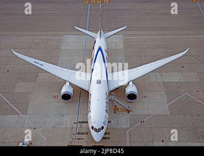 El al Boeing 777 flotte sur le tarmac à l'aéroport Ben Gurion (TLV) Israël Banque D'Images