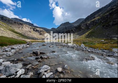 Torrent sauvage de la montagne Ambin dans le massif de la Vanoise dans les Alpes françaises en été Banque D'Images