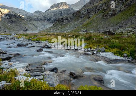 Torrent sauvage de la montagne Ambin dans le massif de la Vanoise dans les Alpes françaises en été Banque D'Images