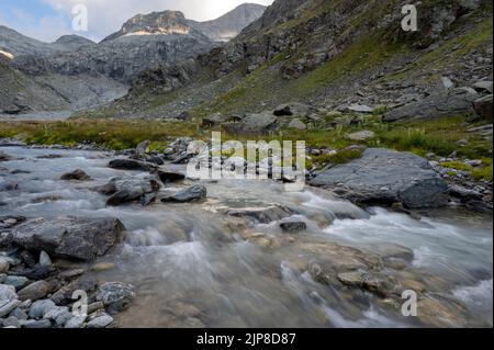 Torrent sauvage de la montagne Ambin dans le massif de la Vanoise dans les Alpes françaises en été Banque D'Images