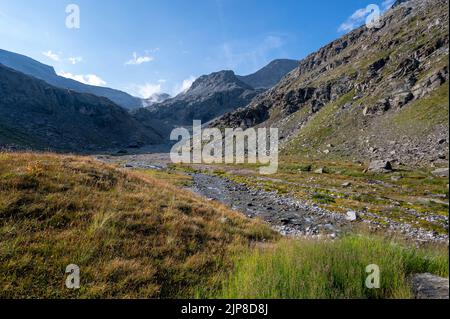 Torrent sauvage de la montagne Ambin dans le massif de la Vanoise dans les Alpes françaises en été Banque D'Images