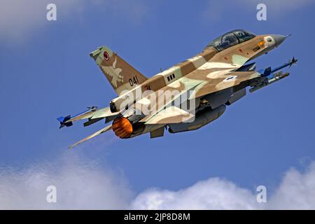 Force aérienne israélienne (IAF) General Dynamics F-16 en vol avec un fond bleu ciel. Banque D'Images