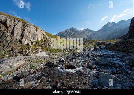 Torrent sauvage de la montagne Ambin dans le massif de la Vanoise dans les Alpes françaises en été Banque D'Images