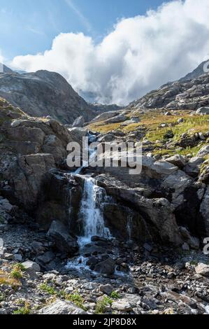 Torrent sauvage de la montagne Ambin dans le massif de la Vanoise dans les Alpes françaises en été Banque D'Images