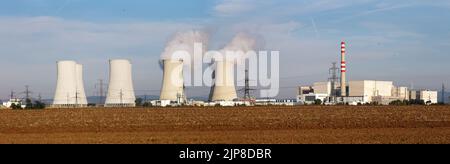 Vue panoramique en soirée de la centrale nucléaire de Jaslovske Bohunice - Slovaquie Banque D'Images