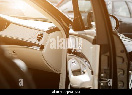 Intérieur moderne de voiture. sièges en cuir blanc de luxe véhicule. Banque D'Images