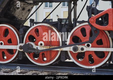 Roues en acier d'une locomotive à vapeur rétro soviétique . Banque D'Images