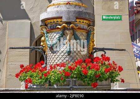 La fontaine Moses est une fontaine située sur la place Münsterplatz, dans la vieille ville de Berne, en Suisse. Banque D'Images