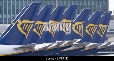 Photo du dossier datée du 5/4/2020, d'avions Ryanair garés sur la piste de l'aéroport de Dublin. Ryanair a déclaré qu'il ajoutait plus de 500 vols desservant Londres Stansted pendant les vacances scolaires de mi-mandat d'octobre après que Heathrow ait prolongé son plafond sur le nombre de passagers. La compagnie aérienne basée à Dublin a déclaré que les vols supplémentaires à l'aéroport d'Essex auront une capacité de 100 000 passagers. Date de publication : mardi 16 août 2022. Banque D'Images