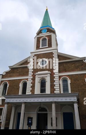 La façade traditionnelle en briques de la chapelle Grosvenor, par un temps nuageux, sombre et gris. Dans le quartier de Mayfair à Londres, Angleterre, Royaume-Uni. Banque D'Images