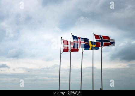 Les drapeaux scandinaves qui flottent dans le ciel rappellent l'Union historique de Kalmar entre la Suède, le Danemark, l'Islande, les îles Féroé, le Groenland et la Norvège Banque D'Images