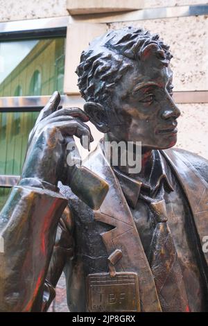 Sculpture intitulée Liffe Trader, par l'artiste Stephen Melton. La pièce symbolise un jeune Trader de la finance dans le domaine bancaire. À Londres, Angleterre, ONU Banque D'Images