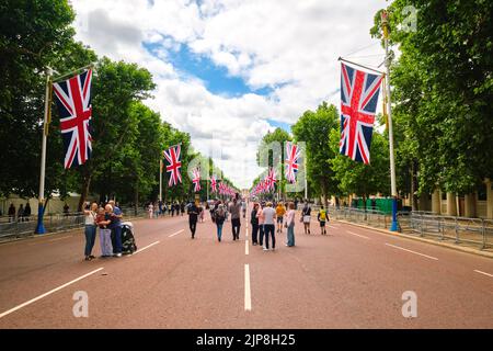 Les gens marchent et prennent des photos le long de la galerie marchande pendant la célébration du jubilé de platine de la reine Elizabeth. Avec drapeaux britanniques suspendus le long de la rue. Le Banque D'Images