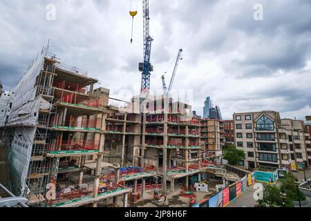 Construction, réaménagement d'usage mixte, appartements de luxe pour le logement, près de la cathédrale St Pauls. Quai le long de la Tamise à Londres, Angleterre, Banque D'Images
