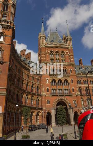 Une photo verticale de la gare de St Pancras par une journée ensoleillée à Londres, au Royaume-Uni Banque D'Images