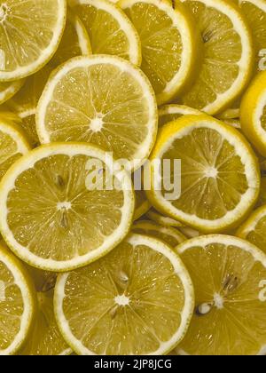 Une photo plein cadre des tranches de citron Banque D'Images