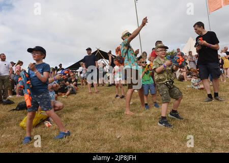 Les familles prennent part à un événement de guerres de nerf @ Camp Bestival, Château et domaine de Lulworth, Dorset 28 juillet - 31 2022 Banque D'Images