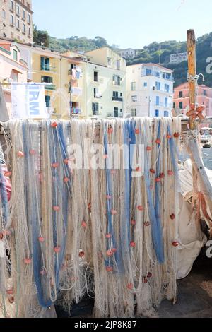 Des filets de pêche de pêcheur traditionnel se dessèchent dans le port du village de Marina Grande à Sorrente en Italie. Un quartier populaire pour les restaurants de poissons de mer. Banque D'Images