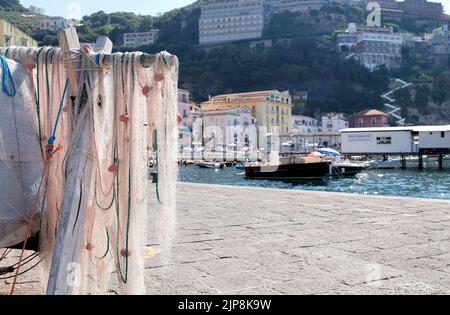 Des filets de pêche de pêcheur traditionnel se dessèchent dans le port du village de Marina Grande à Sorrente en Italie. Un quartier populaire pour les restaurants de poissons de mer. Banque D'Images