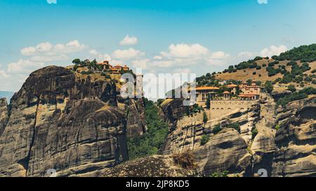 Vue panoramique de drone de beaux monastères orthodoxes placés à Meteora, Grèce. Il utilisation de formations rocheuses dans l'architecture. Photo de haute qualité Banque D'Images