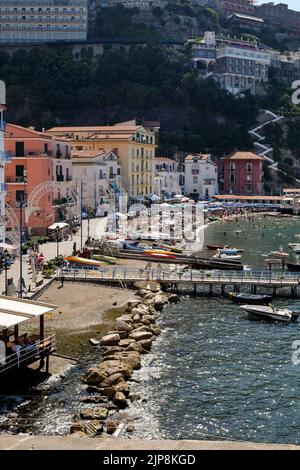 Vue sur Marina Grande Sorrento Italie un petit port de pêche traditionnel en activité populaire auprès des restaurants de fruits de mer et des touristes. Banque D'Images
